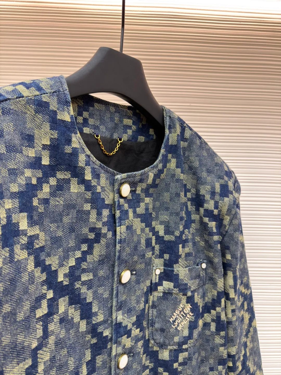 LOUIS VUITTON snake-print denim jacket ●Original version: purchased and developed by 27296 ●Item number: 1681014-C20 ●Fabric: denim fabric ●Technology: Distressed production ●Version: fitted version ●Weight: about 1375 grams ●Size: 46-48-50-52 ●Description: Customized Snakoflage denim for the spring and summer show will be Pharrell The Damoflage pattern written by Williams is transformed into a pixel-effect snake jacquard. The customization cycle is 25 days. The whole body is fixed and counter-cut, including the back pocket splicing, which is fully aligned with the body. It is made of artificial pearls with a pure copper distressed base. The leather tag on the back waist is made of suede and has a high-temperature embossed checkerboard Fei Dong logo. The overall wiring is straight and delicate, the fabric is comfortable and soft, and the color is consistent without color difference. It can be matched with the same style to create a fashionable look and control various occasions. Customized accessories, complete with three standards, same style for men and women!